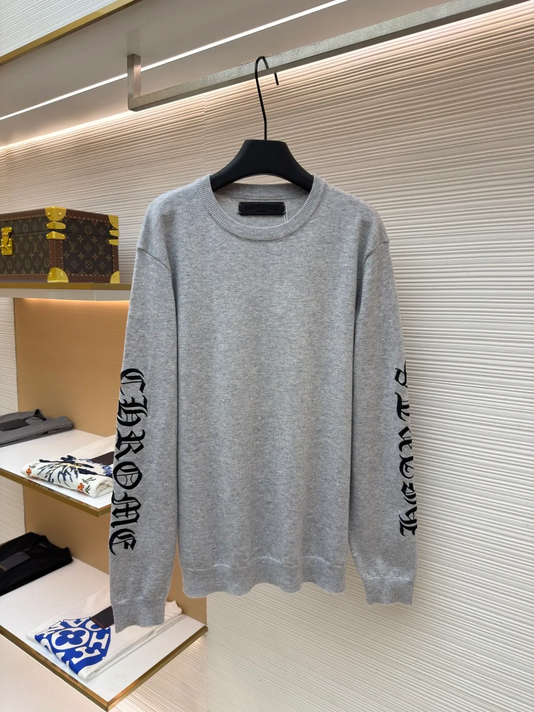 Chrome Hearts scroll embroidered sweater ●Item number: 1682475-A85 ●Fabric: wool fabric ●Technology: embroidery production ●Color: gray ●Version: loose fit ●Weight: about 470 grams ●Size: S-M-L-XL ●Description: Select high-quality wool and cashmere raw materials, blended according to a certain proportion. Wool provides warmth and durability, while cashmere gives clothing a soft, delicate feel. The combination of the two makes the fabric both comfortable and practical. Different from market products, our sweaters feel softer and waxier. We use the shrinking characteristics of cashmere fiber to shrink the sweaters. Ironing knitted sweaters to make them smoother and crisper while maintaining style characteristics. The ironing process requires precise control of temperature and pressure to prevent clothing from deforming or being damaged. The overall wiring is straight and delicate, the fabric is comfortable and soft, and the color is consistent without color difference. It can be matched with the same style to create a fashionable look and control various occasions. Customized accessories, complete with three standards, same style for men and women!